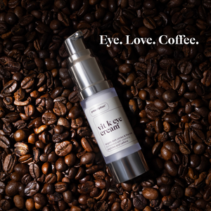 Prescription Skincare's vitamine K eye cream liggend in koffiebonen