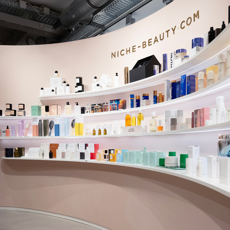 Een etalage bij Niche beauty vol met skincare producten 