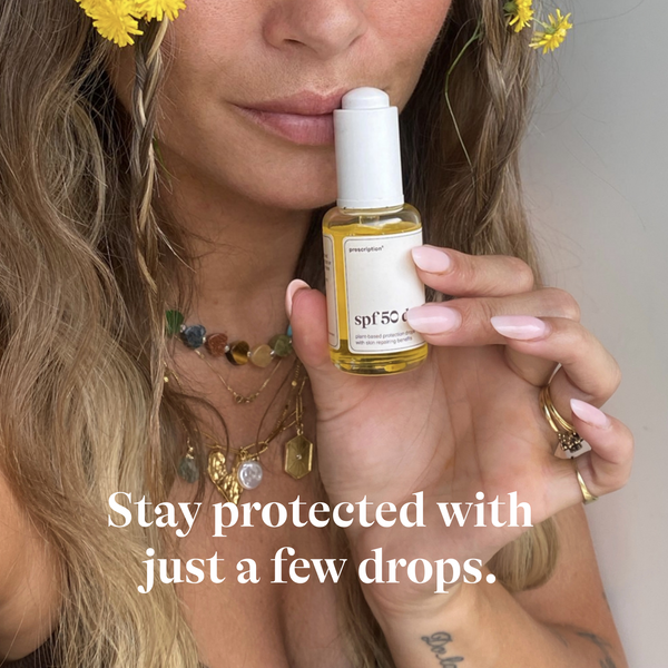 Model gebruikt Prescription Skincare SPF 50 drops voor dagelijkse bescherming tegen de zon