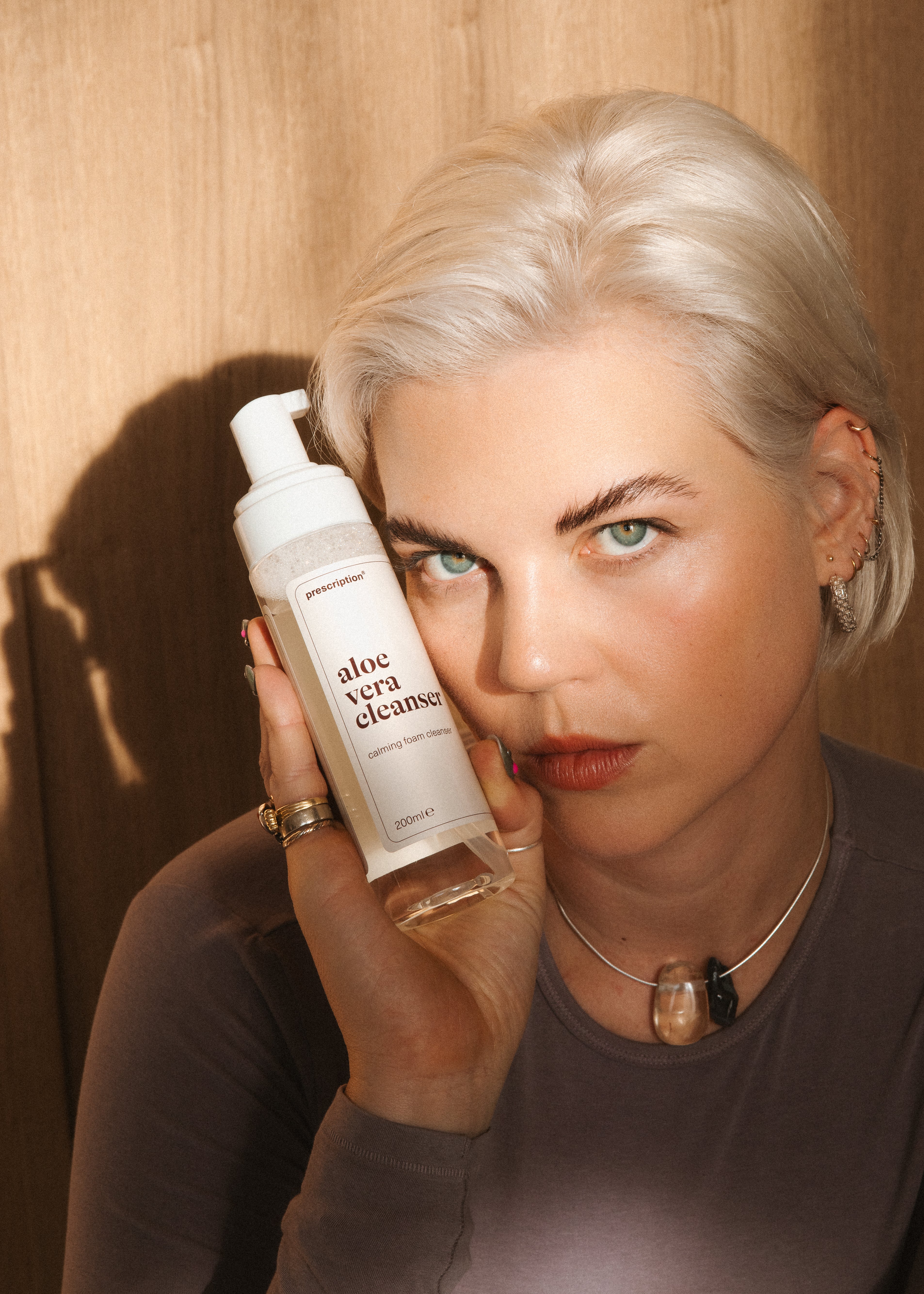 model vrouw met aloe vera cleanser bij haar gezicht 